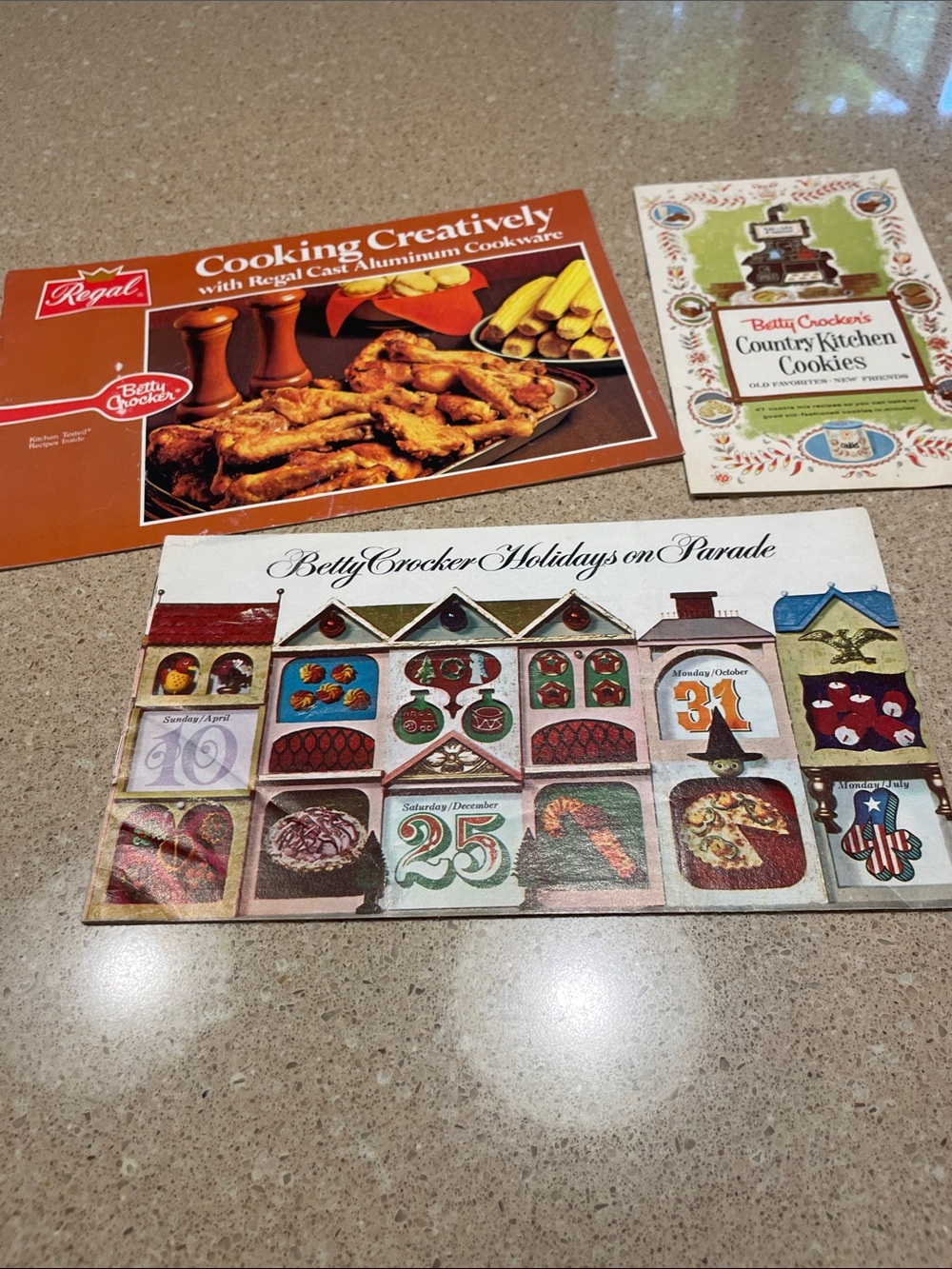 Betty Crocker Holidays on Parade Cookbook – Red, White, Blue, Green, Brown